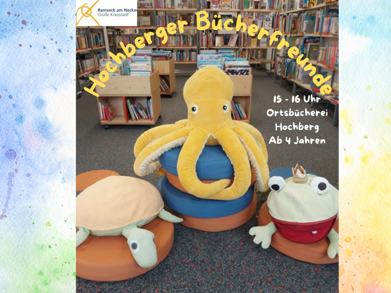 Ein gemütlicher Kinderbereich in einer Bücherei zeigt bunte, tierförmige Sitzkissen vor Bücherregalen, mit Details zu einer Veranstaltung namens "Hochberger Bücherfreunde".