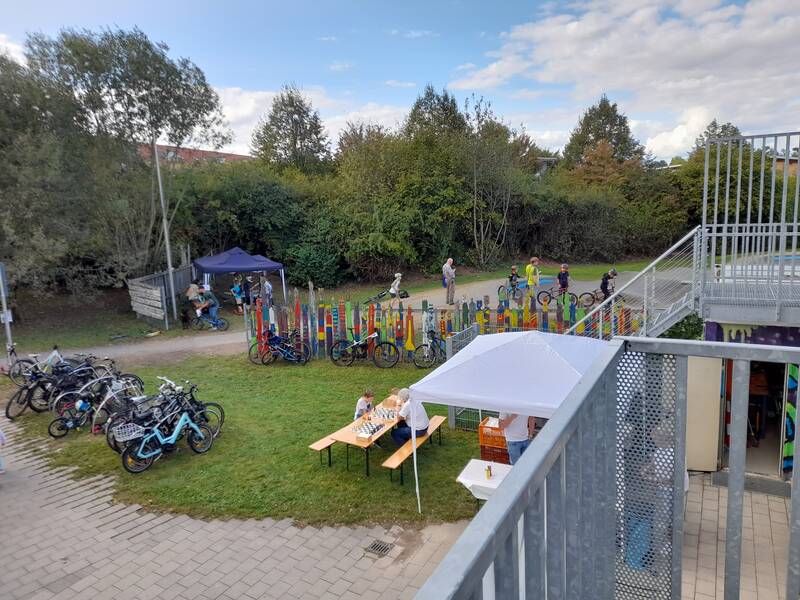 Fahrräder im Vordergrund, im Hintergrund ein PumpTrack.